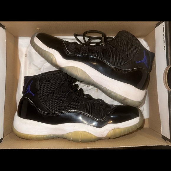 concords 11 black and white